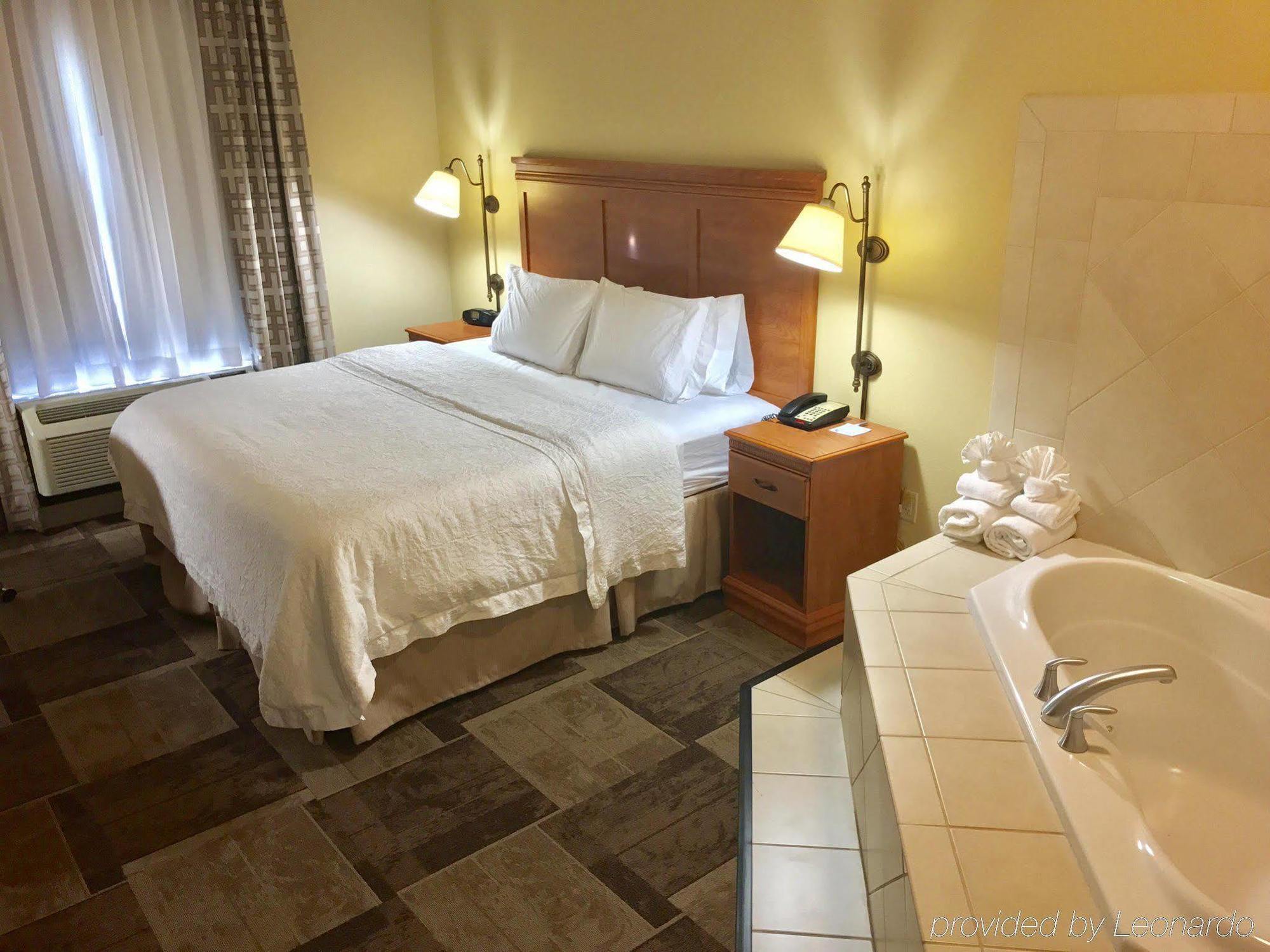 Hampton Inn Garden City Exterior photo