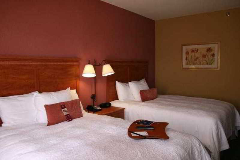Hampton Inn Garden City Room photo